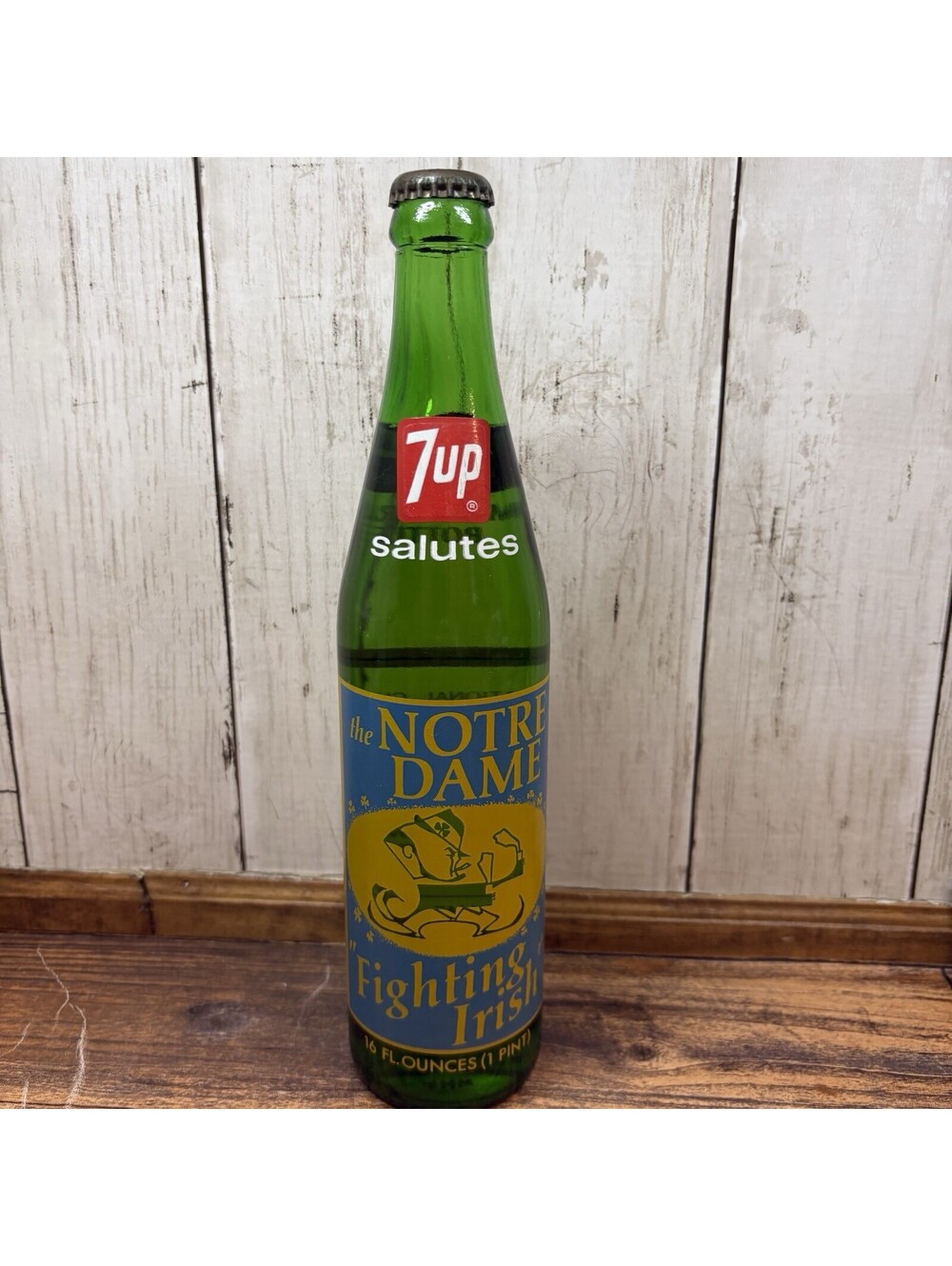 1973 Notre Dame National Champions 7 Up Salutes Full Unopened 16 oz Bottle Vtg